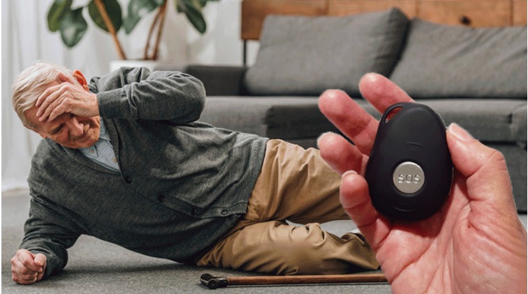 Senior na een val die hulp nodig heeft, met een SOS-alarm in de hand